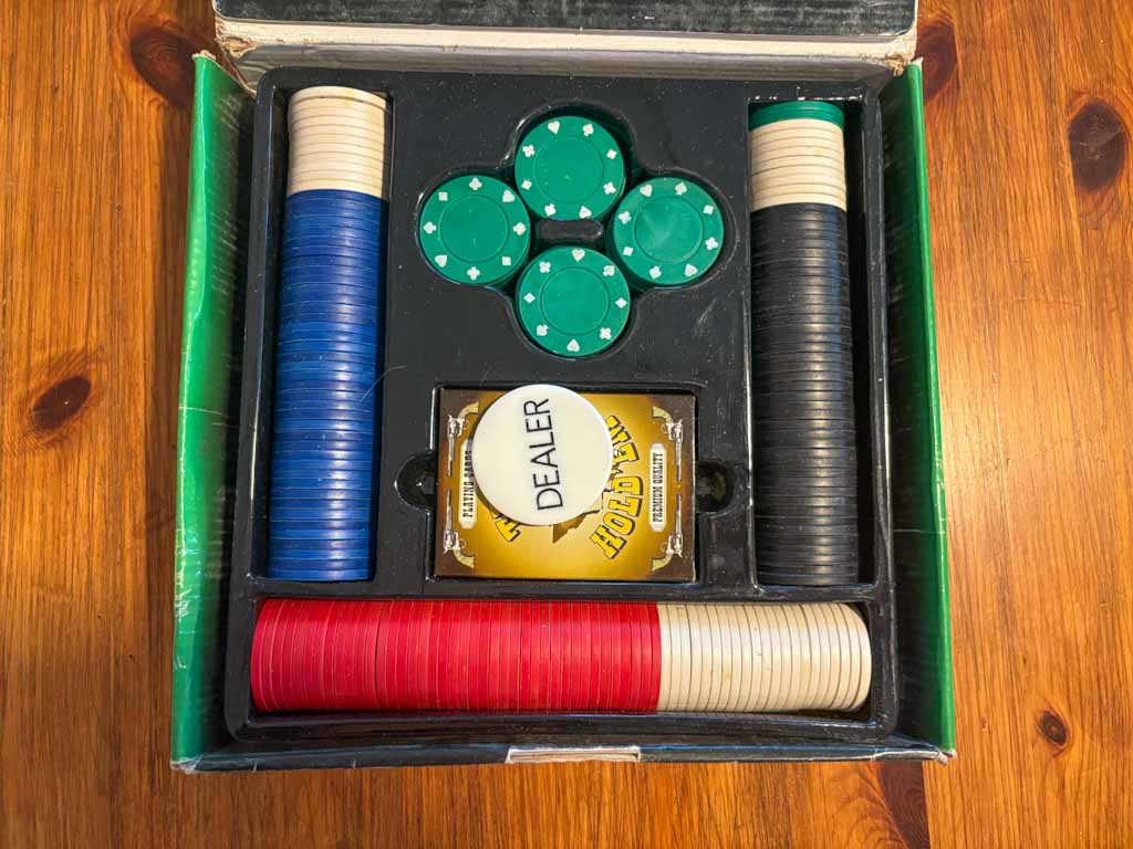 Set de póker Texas Hold’em con fichas, cartas y caja original