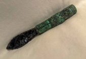 Cuchillo ceremonial con mango tallado estilo azteca y hoja de obsidiana