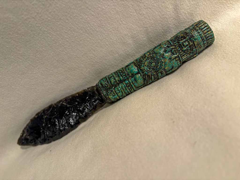 Cuchillo ceremonial con mango tallado estilo azteca y hoja de obsidiana