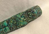 Cuchillo ceremonial con mango tallado estilo azteca y hoja de obsidiana