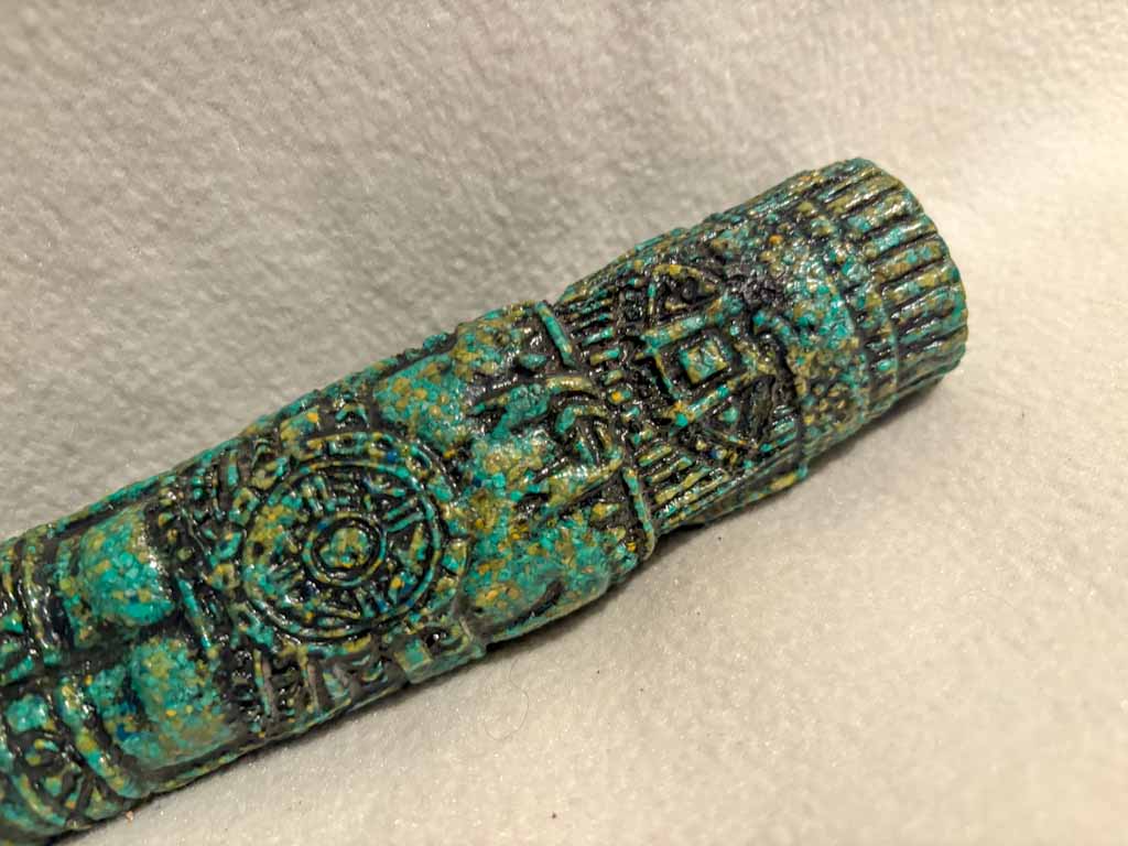 Cuchillo ceremonial con mango tallado estilo azteca y hoja de obsidiana