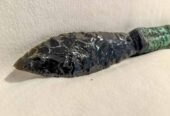 Cuchillo ceremonial con mango tallado estilo azteca y hoja de obsidiana