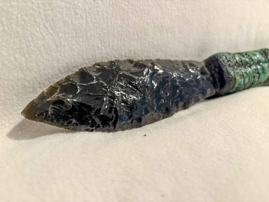Cuchillo ceremonial con mango tallado estilo azteca y hoja de obsidiana