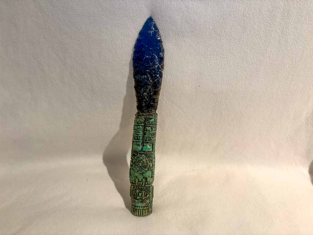 Cuchillo ceremonial con mango tallado estilo azteca y hoja de obsidiana