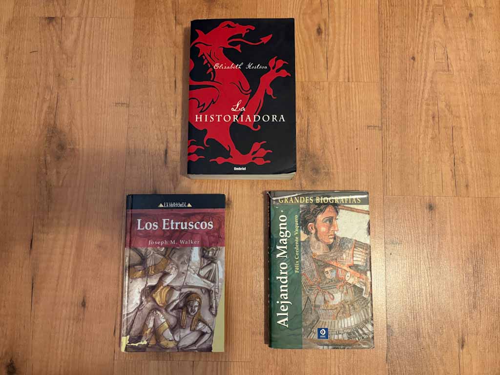 Lot 3 books: Alexander the Great, The Etruscans and The Historian.