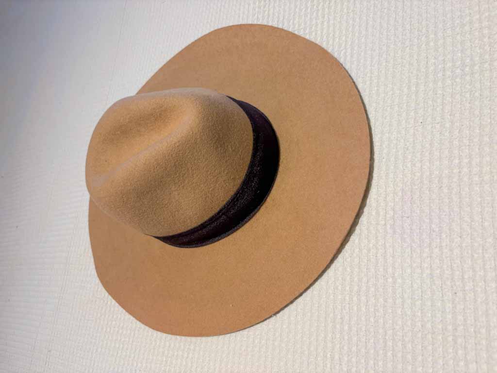Sombrero estilo fedora camel con cinta negra de ala ancha