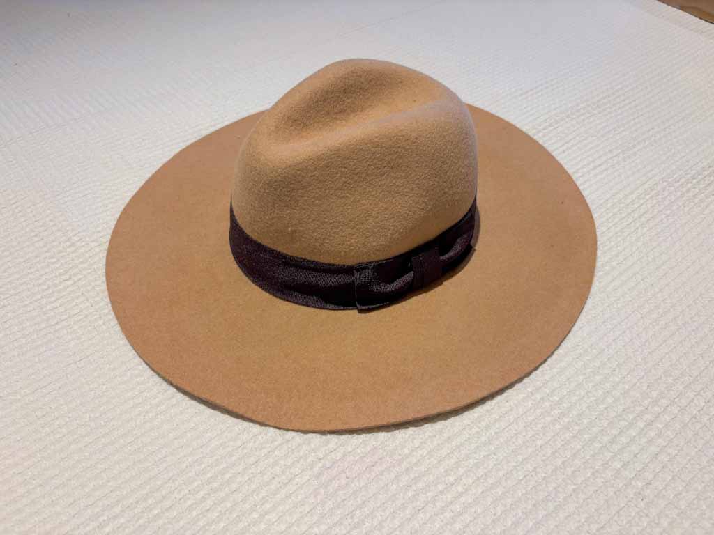 Sombrero estilo fedora camel con cinta negra de ala ancha