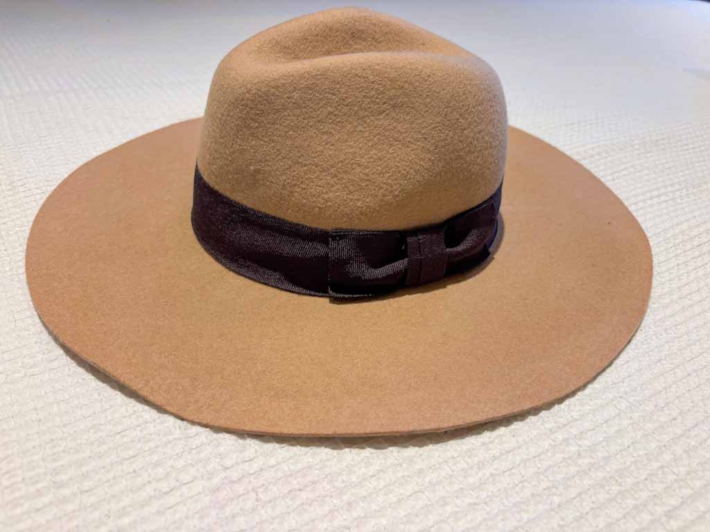 Sombrero estilo fedora camel con cinta negra de ala ancha