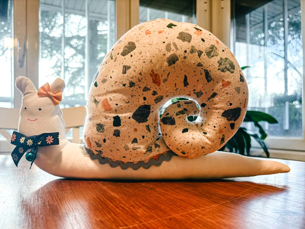 Caracol de tela hecho a mano — Decoración infantil o regalo tierno