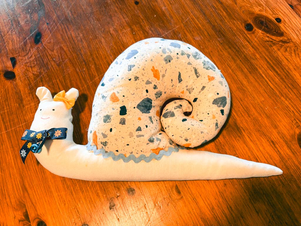 Caracol de tela hecho a mano — Decoración infantil o regalo tierno