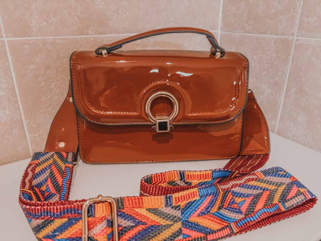 Bolso marrón de charol con correa étnica ajustable – estilo boho chic