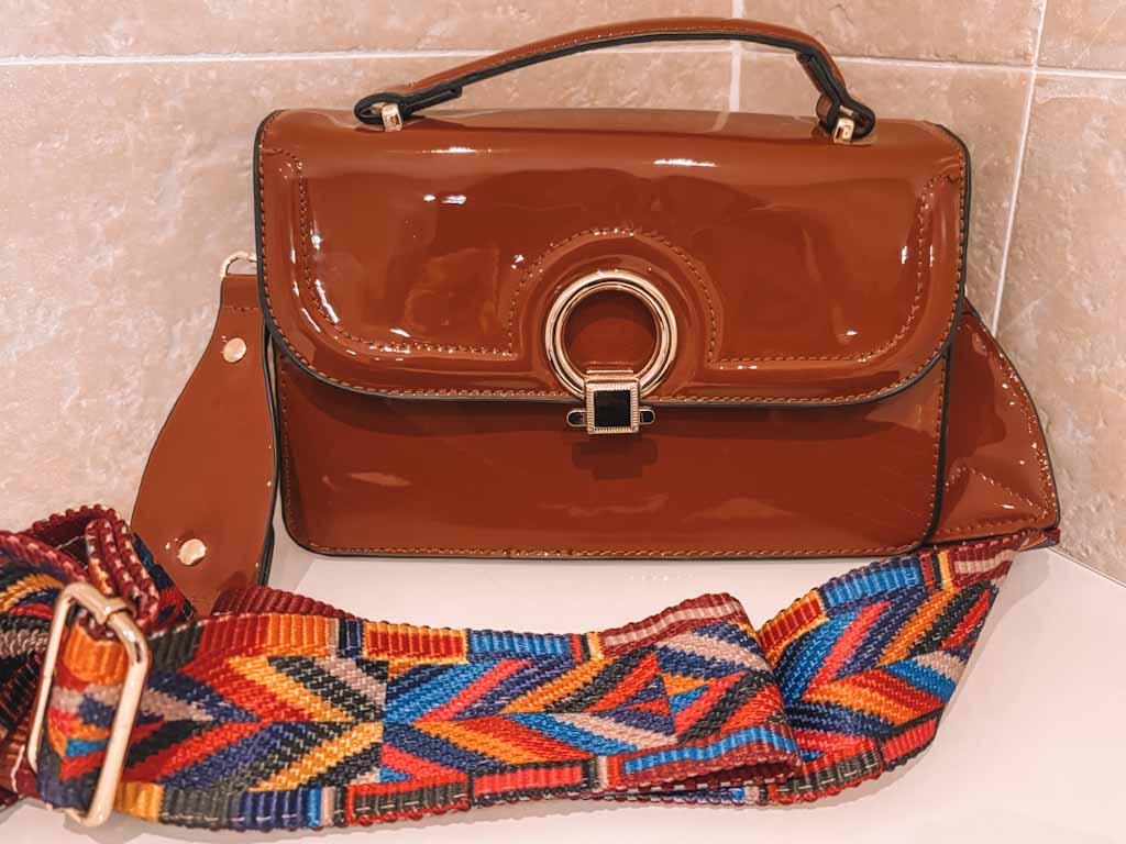 Bolso marrón de charol con correa étnica ajustable – estilo boho chic