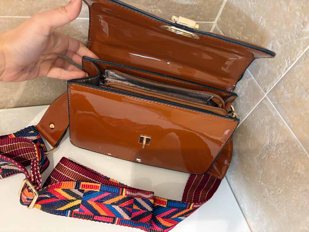 Bolso marrón de charol con correa étnica ajustable – estilo boho chic