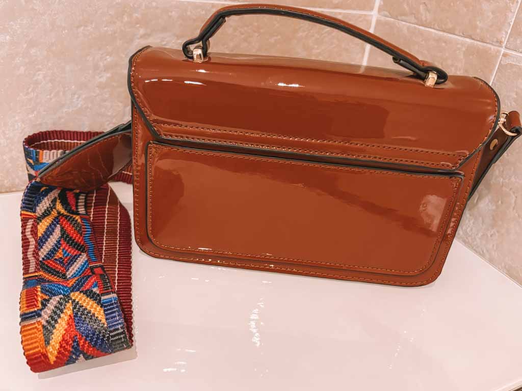 Bolso marrón de charol con correa étnica ajustable – estilo boho chic