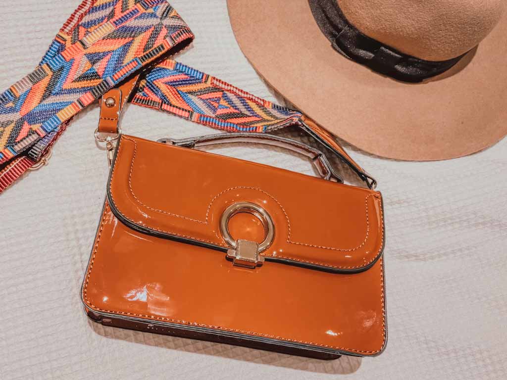 Bolso marrón de charol con correa étnica ajustable – estilo boho chic