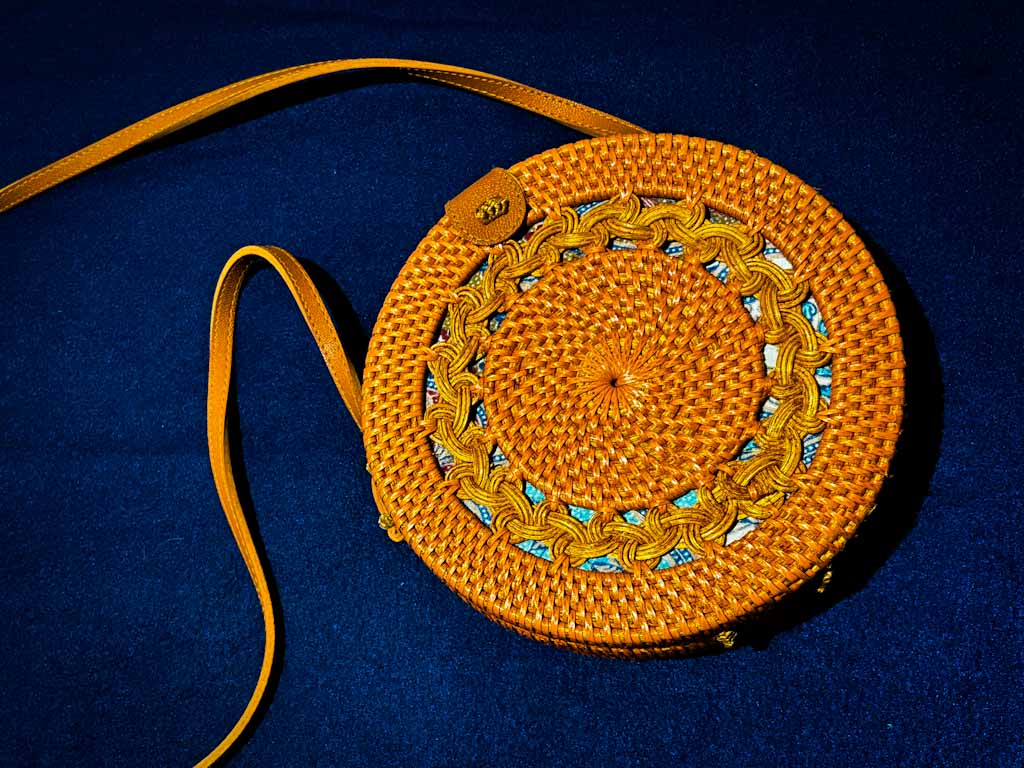 Bolso redondo de rafia con forro étnico – Hecho a mano
