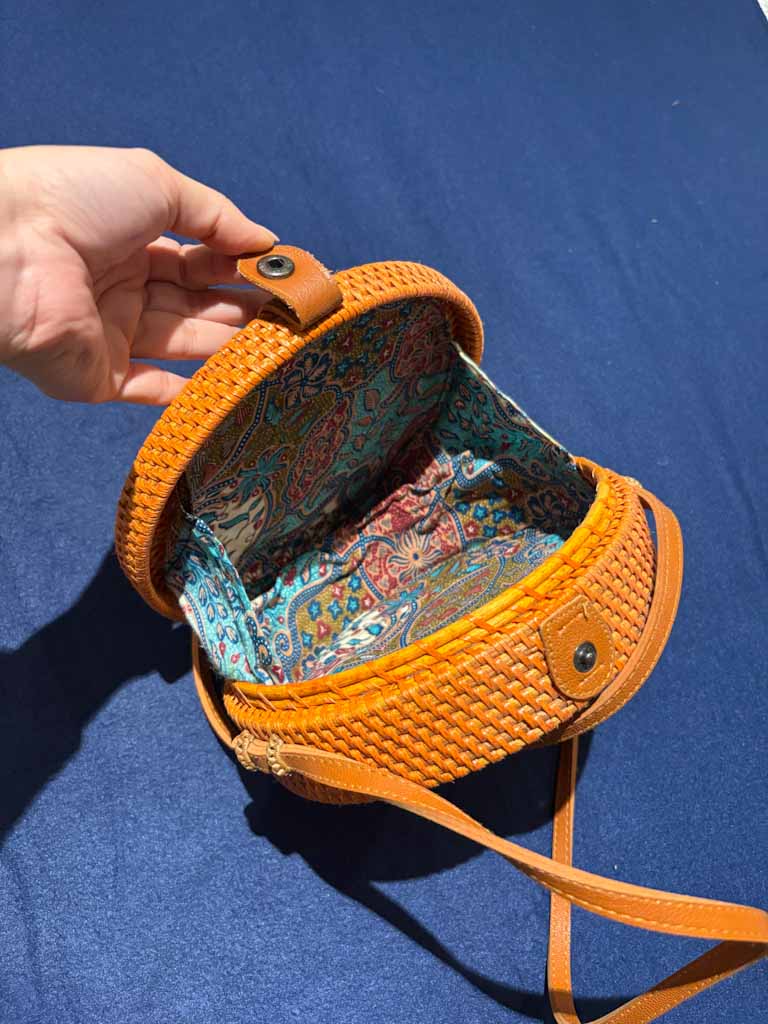 Bolso redondo de rafia con forro étnico – Hecho a mano