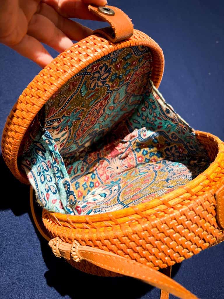 Bolso redondo de rafia con forro étnico – Hecho a mano
