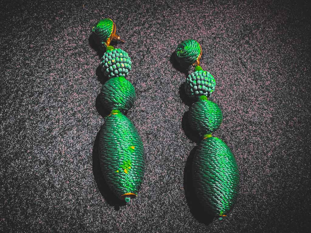 Pendientes largos verdes de bolas forradas en hilo – diseño artesanal elegante