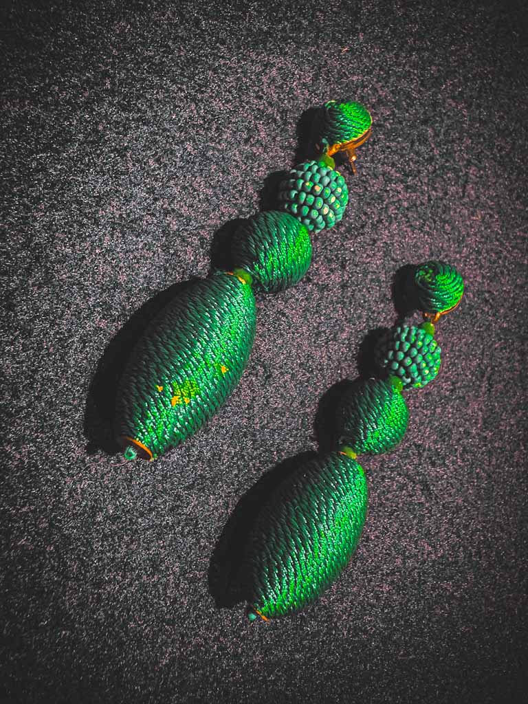 Pendientes largos verdes de bolas forradas en hilo – diseño artesanal elegante