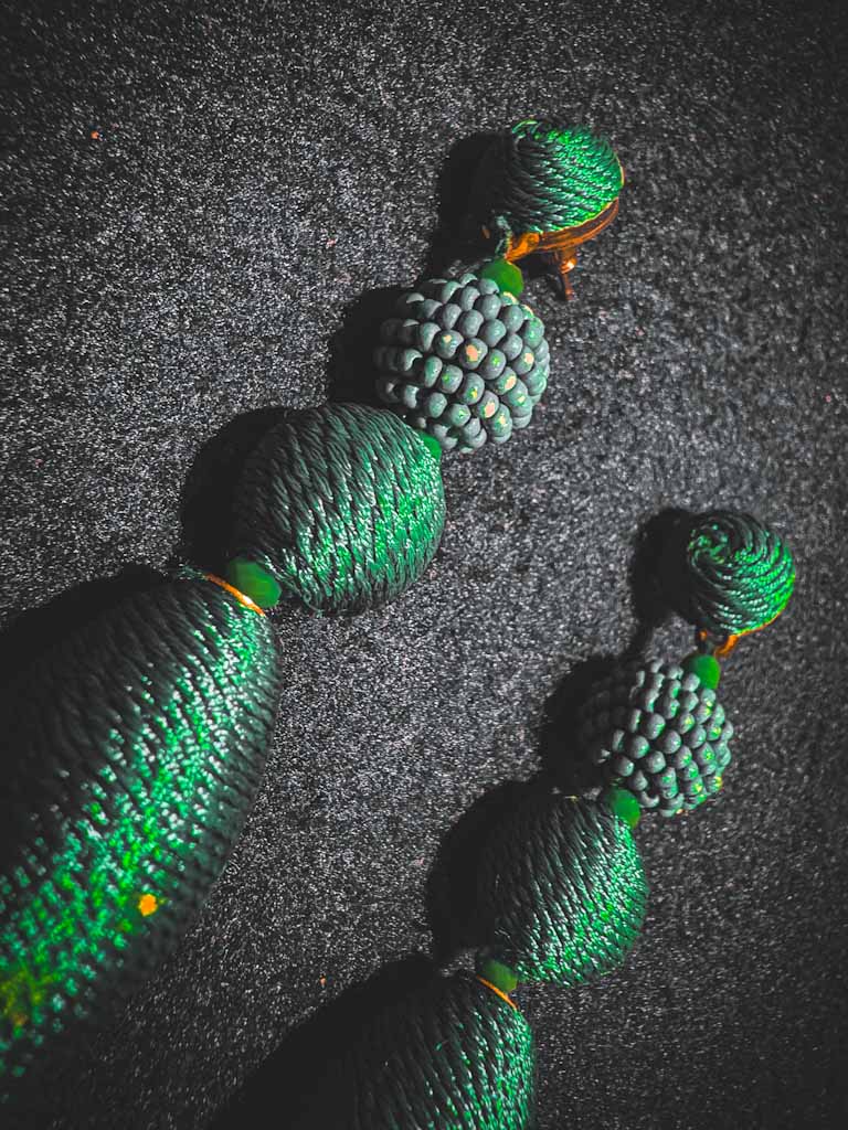 Pendientes largos verdes de bolas forradas en hilo – diseño artesanal elegante