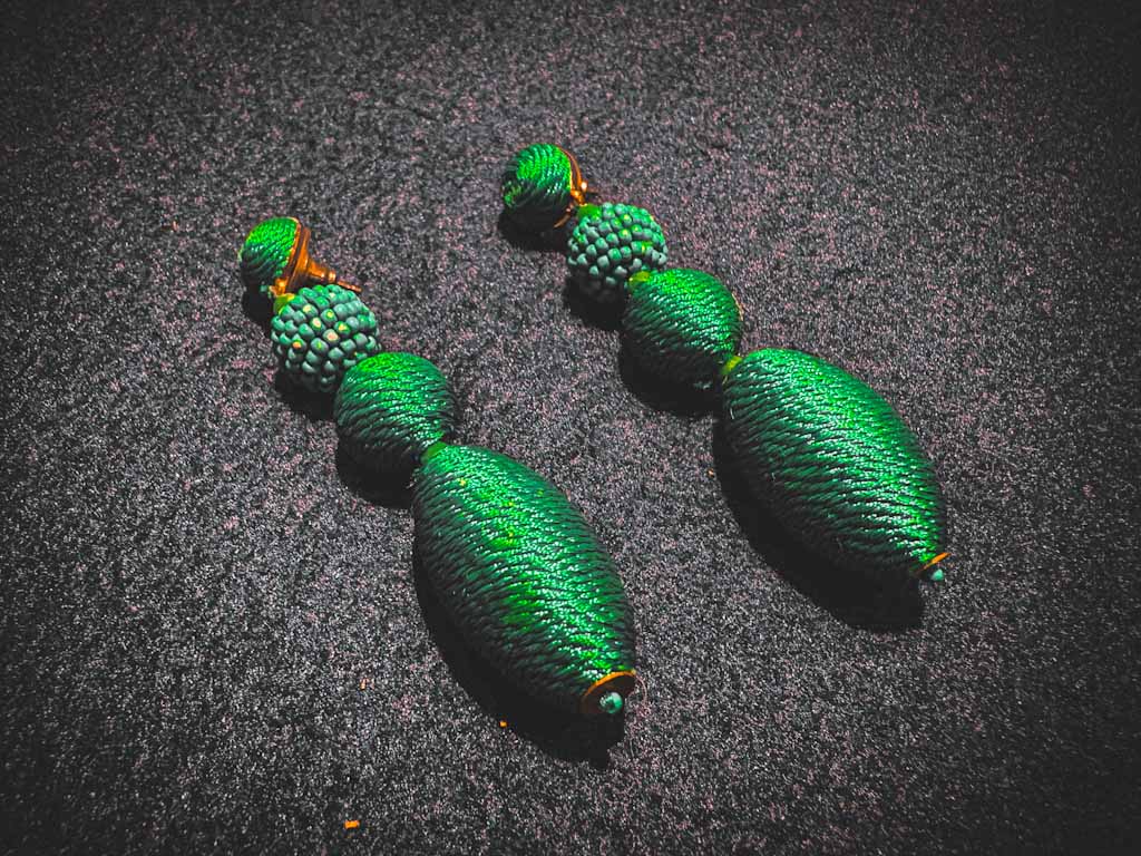 Pendientes largos verdes de bolas forradas en hilo – diseño artesanal elegante