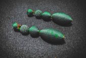Pendientes largos verdes de bolas forradas en hilo – diseño artesanal elegante