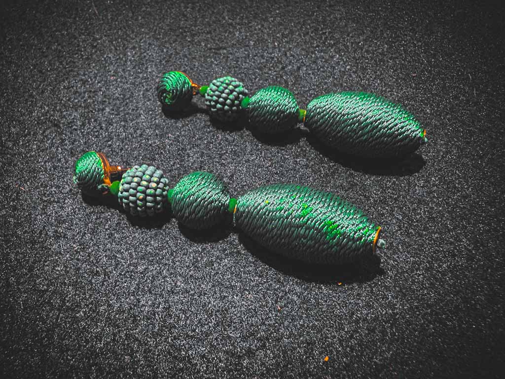 Pendientes largos verdes de bolas forradas en hilo – diseño artesanal elegante