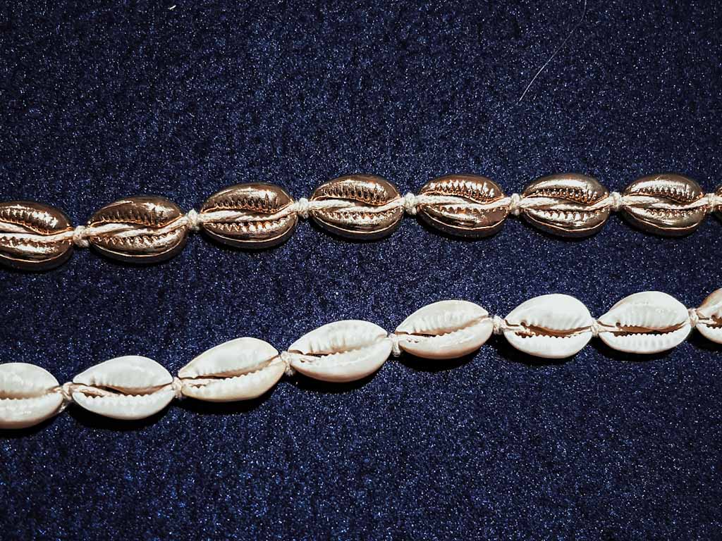 Pulseras de conchas naturales y doradas estilo cowrie – Set de 2