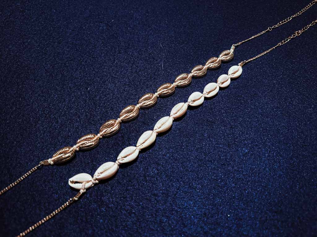Pulseras de conchas naturales y doradas estilo cowrie – Set de 2