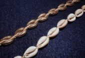 Pulseras de conchas naturales y doradas estilo cowrie – Set de 2