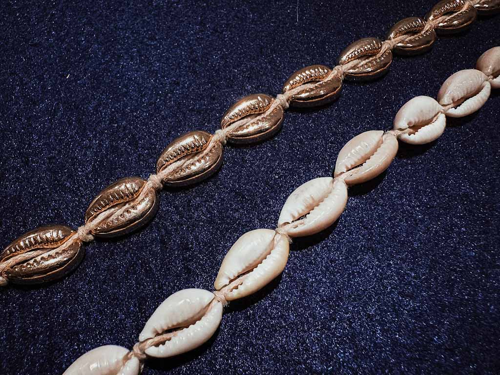 Pulseras de conchas naturales y doradas estilo cowrie – Set de 2