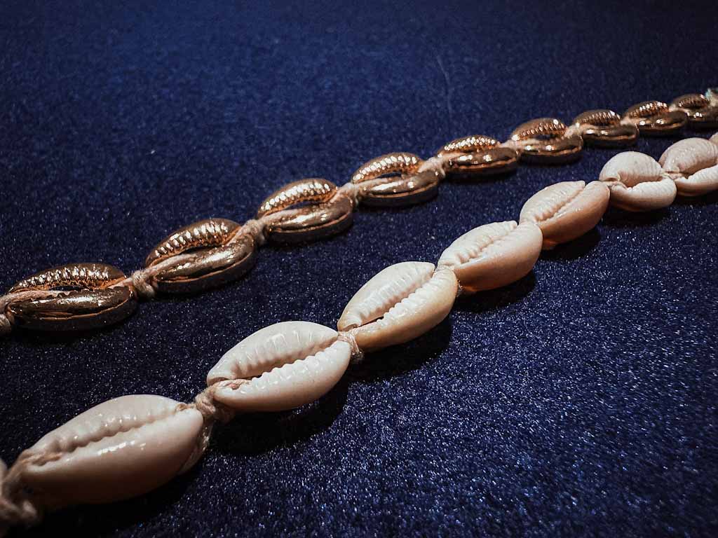 Pulseras de conchas naturales y doradas estilo cowrie – Set de 2