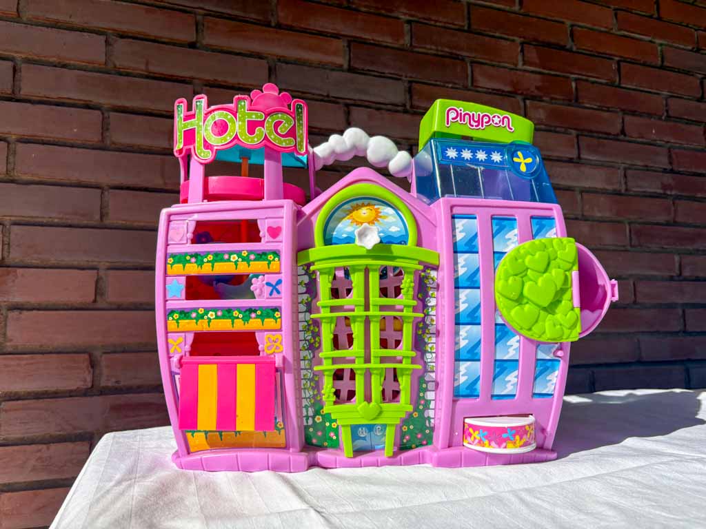 Hotel de Juguete Pinypon Rosa – Set con Figuras y Accesorios