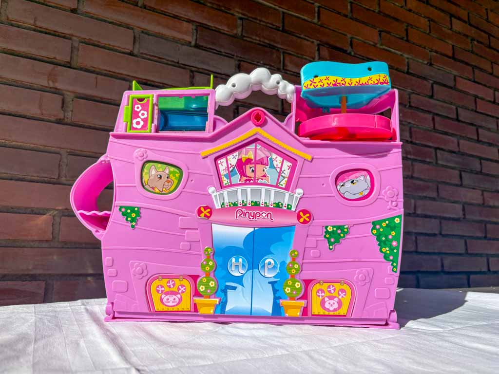 Hotel de Juguete Pinypon Rosa – Set con Figuras y Accesorios