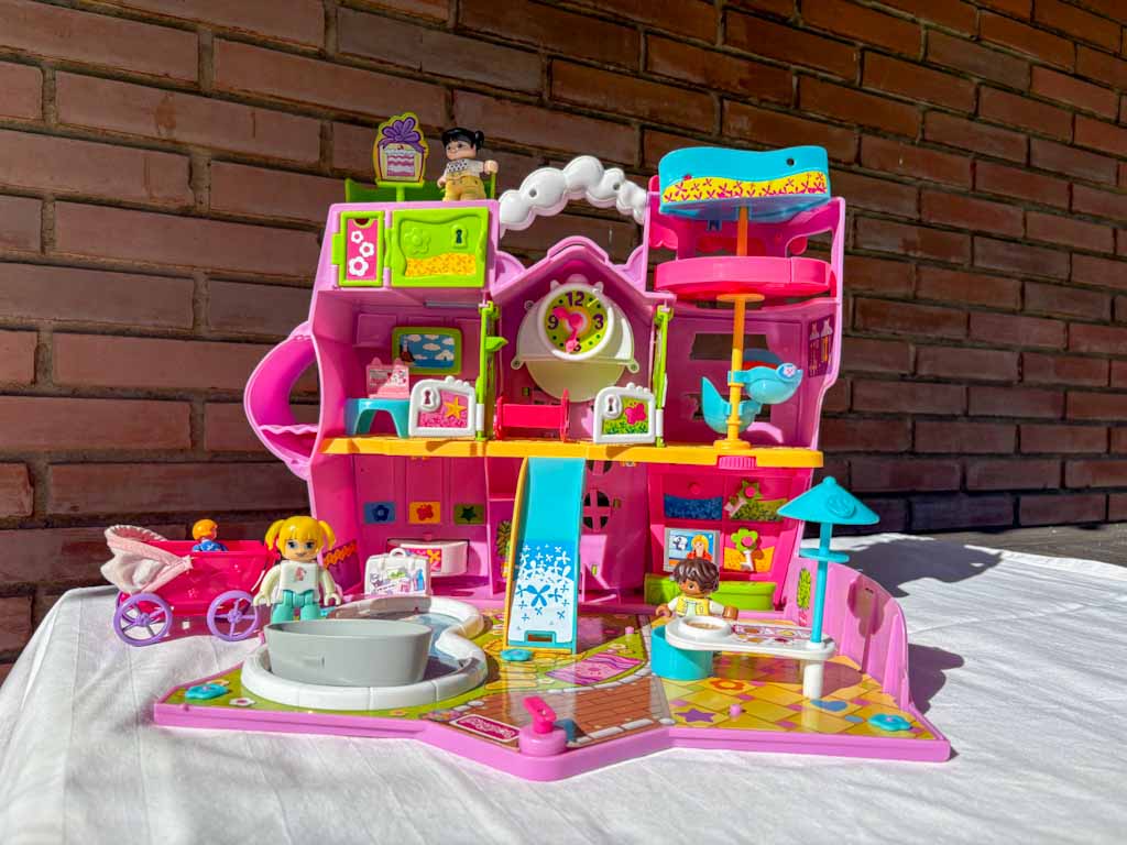 Hotel de Juguete Pinypon Rosa – Set con Figuras y Accesorios