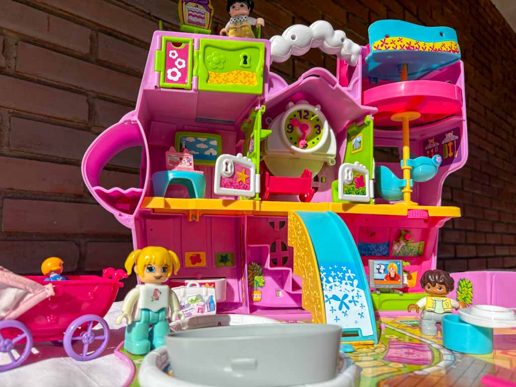 Hotel de Juguete Pinypon Rosa – Set con Figuras y Accesorios