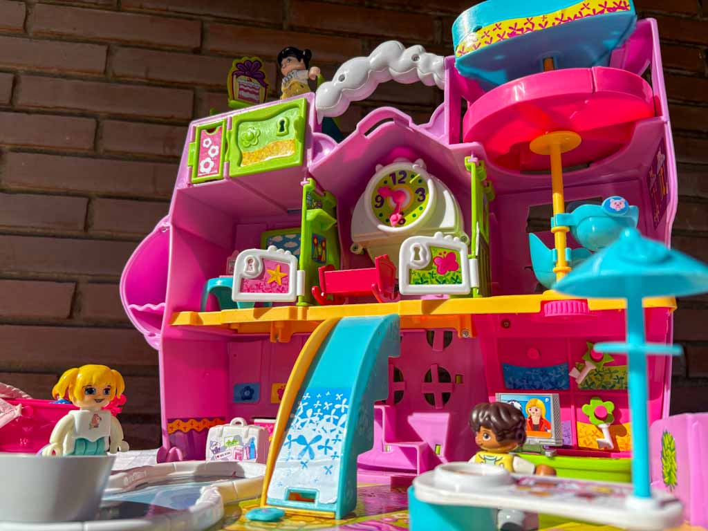 Hotel de Juguete Pinypon Rosa – Set con Figuras y Accesorios