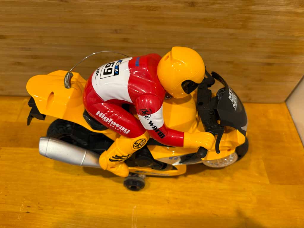 🏍️ Moto de Juguete Deportiva con Piloto Incluido – Modelo MT-800 (Luces, Sonido y Movimiento)