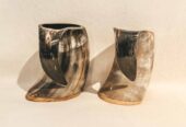 Set de dos jarras de cuerno natural | Estilo vikingo | Marca Divit Horn | 17 cm de alto