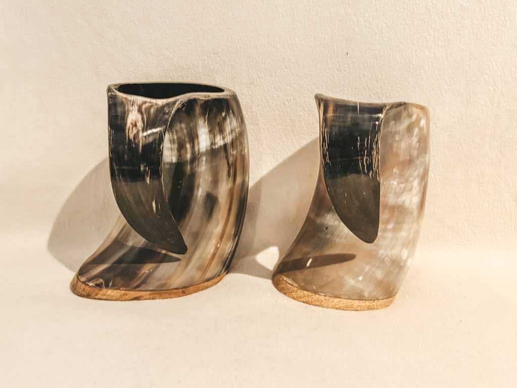 Set de dos jarras de cuerno natural | Estilo vikingo | Marca Divit Horn | 17 cm de alto