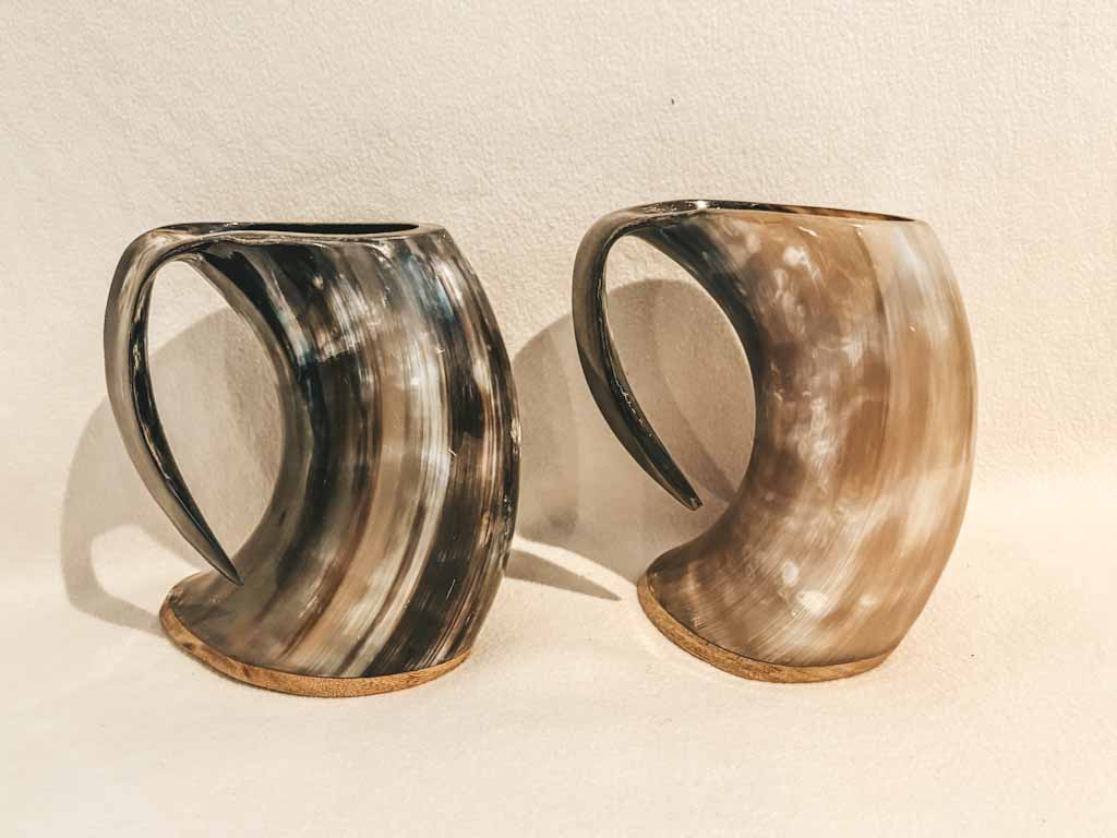Set de dos jarras de cuerno natural | Estilo vikingo | Marca Divit Horn | 17 cm de alto
