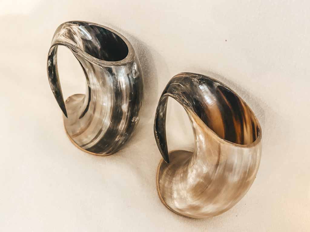 Set de dos jarras de cuerno natural | Estilo vikingo | Marca Divit Horn | 17 cm de alto