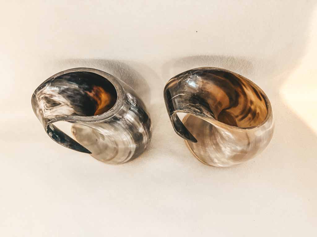 Set de dos jarras de cuerno natural | Estilo vikingo | Marca Divit Horn | 17 cm de alto