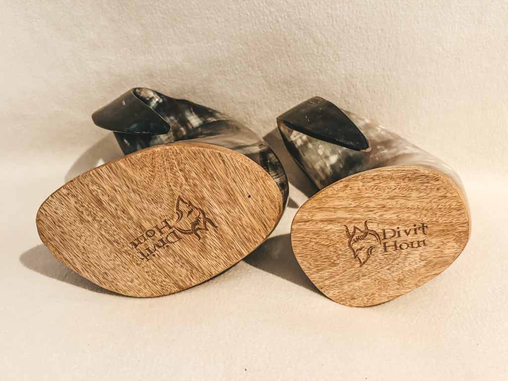 Set de dos jarras de cuerno natural | Estilo vikingo | Marca Divit Horn | 17 cm de alto