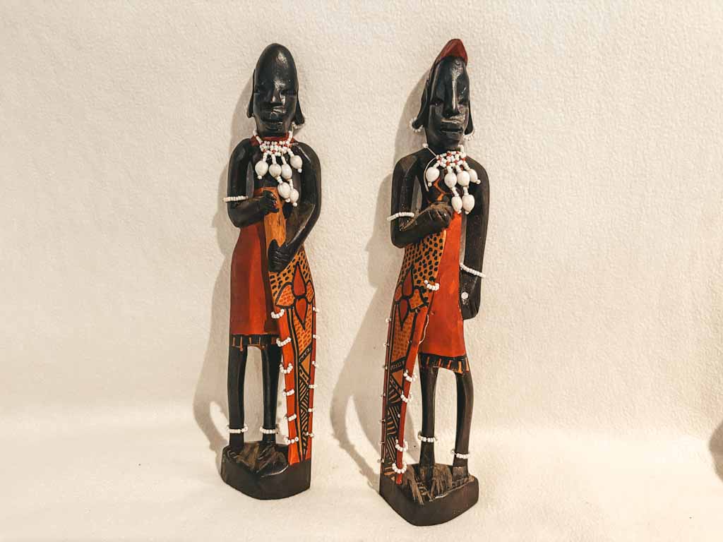 Pareja de figuras africanas talladas a mano – 32 cm de altura