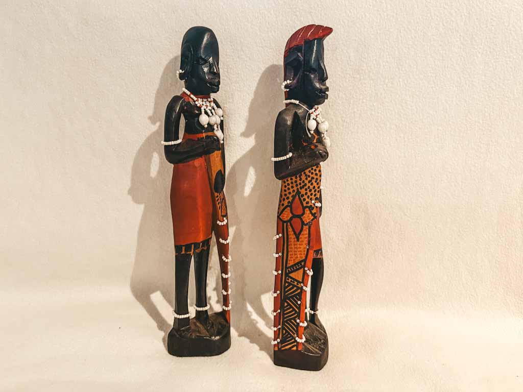 Pareja de figuras africanas talladas a mano – 32 cm de altura