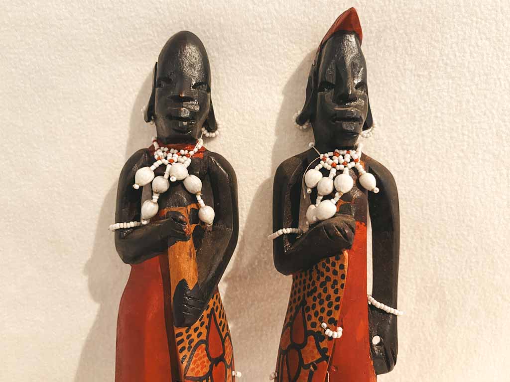 Pareja de figuras africanas talladas a mano – 32 cm de altura