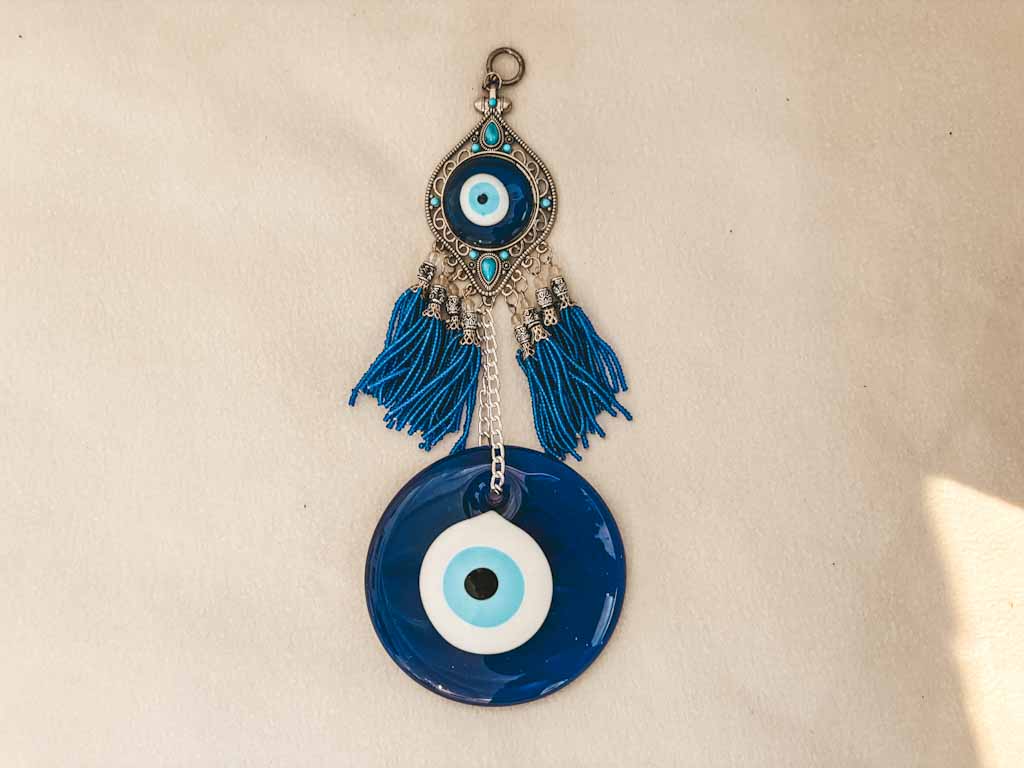 Amuleto protector Nazar de pared – Ojo turco de cristal con colgante y borlas azules