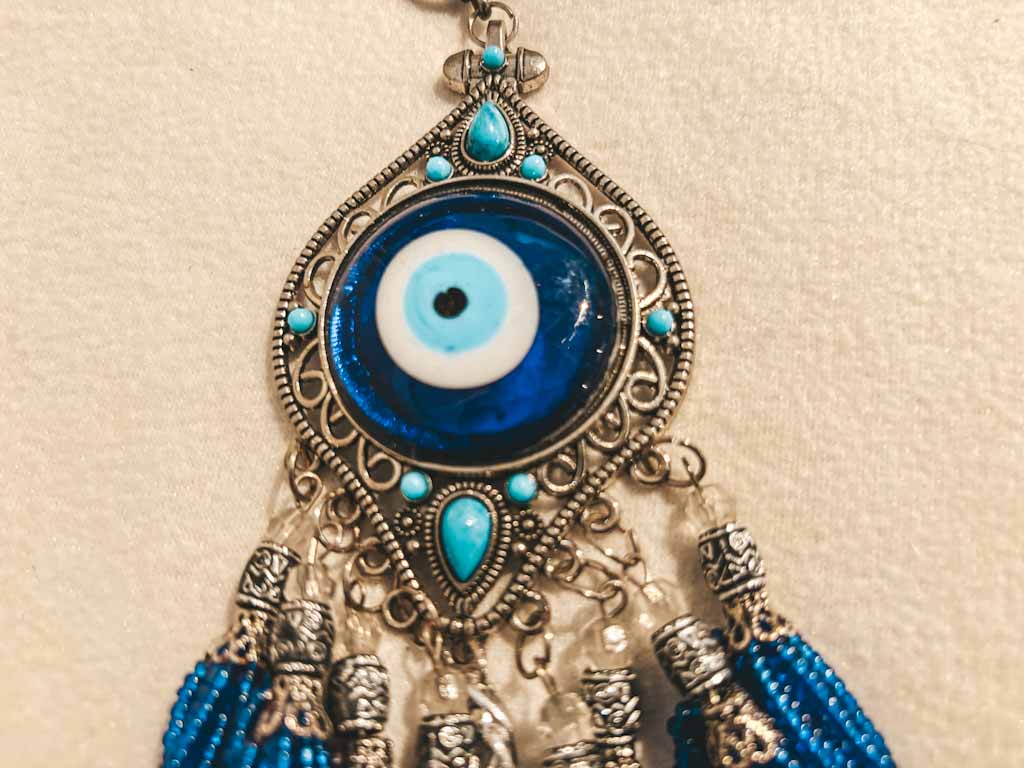 Amuleto protector Nazar de pared – Ojo turco de cristal con colgante y borlas azules